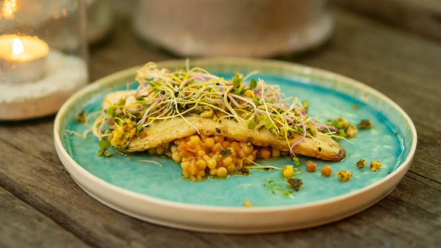 Branzino Alla Tuindiner Op De Huid Gebakken Zeebaarsfilet Met Fregola En Citroenblad Olie 1 1536x864